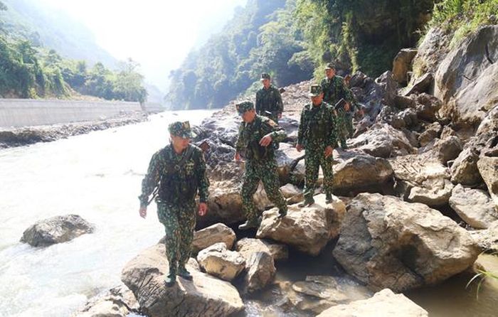 Hằng ngày, dù nắng hay mưa, công tác tuần tra luôn được duy trì thực hiện nghiêm túc, bảo đảm đúng quân số.