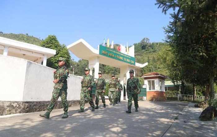 Các chiến sỹ biên phòng lên đường tuần tra.