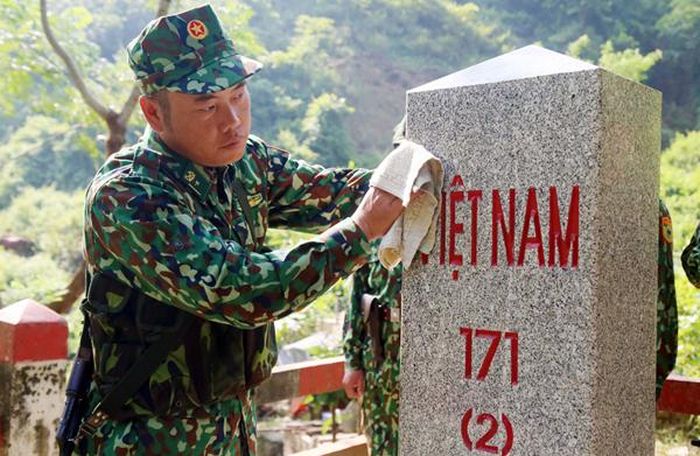 Chiến sỹ Đồn Biên phòng Si Ma Cai kiểm tra cột mốc.