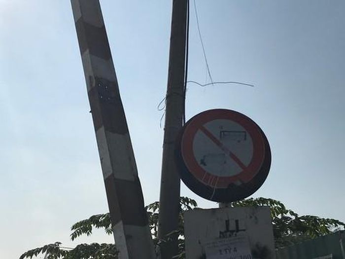 Biển cấm bị xịt sơn che mờ.