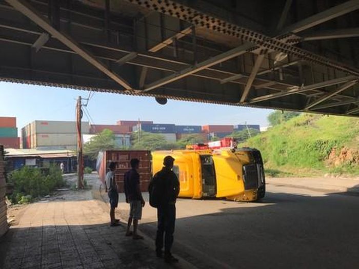 Hiện trường vụ lật xe container.