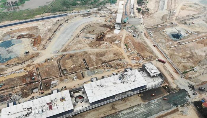 Bên cạnh đường đua là các hạng mục hỗ trợ như: Trung tâm điều hành; đường thay lốp; khu vực điều khiển, hỗ trợ đường đua; nơi tổ chức sự kiện... 
