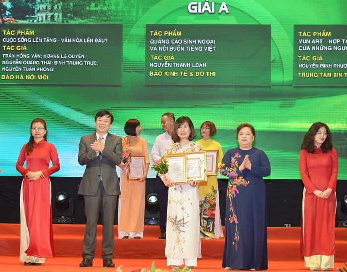 Báo Kinh tế &amp; Đô thị nhận Giải A Giải Báo chí về phát triển văn hóa và xây dựng người Hà Nội thanh lịch, văn minh lần thứ II - năm 2019. Ảnh: Phạm Hùng