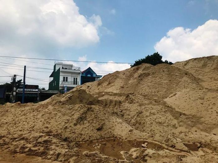 Nhiều bãi cát trái phép liên tục “mọc” lên trên địa bàn TP Quảng Ngãi, nguy cơ sạt lở khi mùa mưa đến.