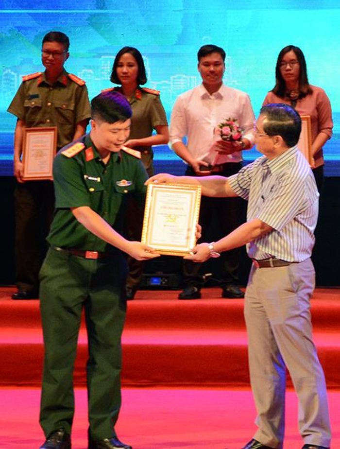  Đại diện nhóm tác giả Báo Quân đội nhân dân nhận giải C báo chí xây dựng Đảng và hệ thống chính trị của TP Hà Nội.