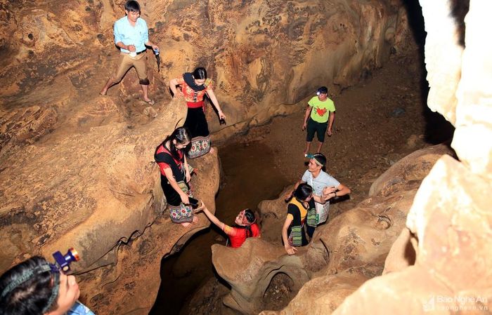Vào thời kỳ chiến tranh, hang Thăm Binh còn là nơi trú ẩn lý tưởng của người dân. Theo người dân địa phương cho biết, để đi hết hang động này phải mất tới 1 ngày. Ảnh: Hồ Phương