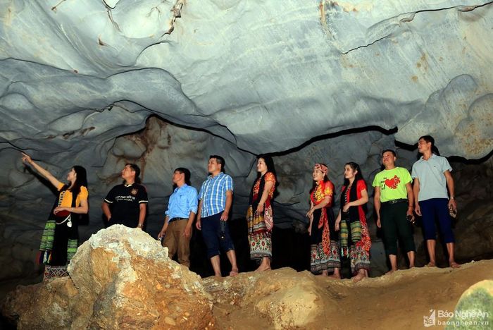 Hang động thuộc bản Cắm, xã Cắm Muộn, cách thị trấn Kim Sơn, huyện Quế Phong chừng 20 km, cách TP. Vinh chừng 200 km về phía Tây Bắc. Đặc biệt, hang động gần với Khu di tích lịch sử đền Chín Gian, một trong những ngôi đền linh thiêng ở miền Tây Nghệ An. Ảnh: Hồ Phương