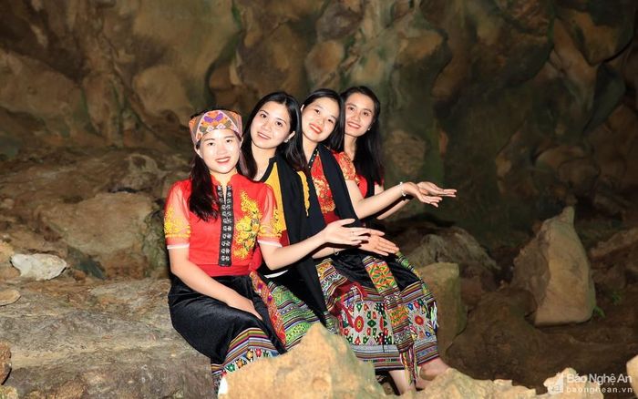 Những cô gái Thái thích thú check-in bên trong hang đá. Ảnh: Hồ Phương