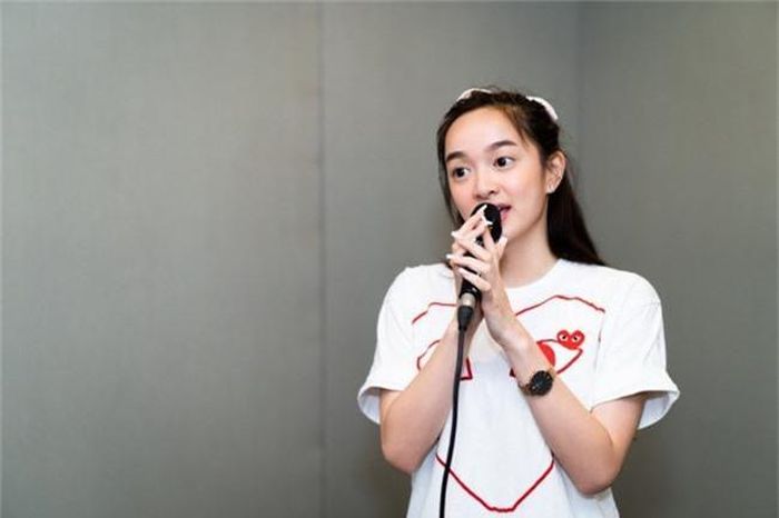 Ngoài ra, mọi người cũng cực kì tò mò về thông tin của ekip tham gia sản xuất như nhạc sĩ, đạo diễn hình ảnh, nam thần/kiều nữ góp mặt trong MV... tất cả sẽ được Kaity bật mí vào thời gian tới.