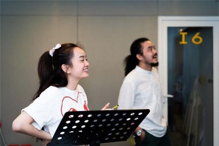 Liệu rằng, với tính cách trẻ trung, tinh nghịch xưa nay, nữ diễn viên sẽ mang đến một bản Pop/Ballad nhẹ nhàng, tinh tế hay gây bất ngờ lớn bằng màu sắc sôi động, đậm chất EDM?