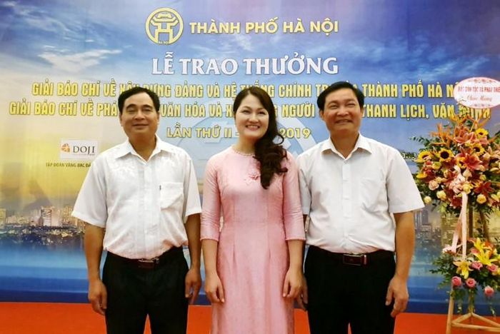 Nhà báo Phan Liên (giữa, Đài Phát thanh - Truyền hình Hà Nội) và 2 đồng chí Bí thư Chi bộ - nhân vật trong tác phẩm "Con đường đoàn kết"- giành giải A Giải báo chí Xây dựng Đảng. 