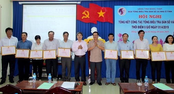 Trao Bằng khen của UBND tỉnh cho các tập thể có thành tích xuất sắc