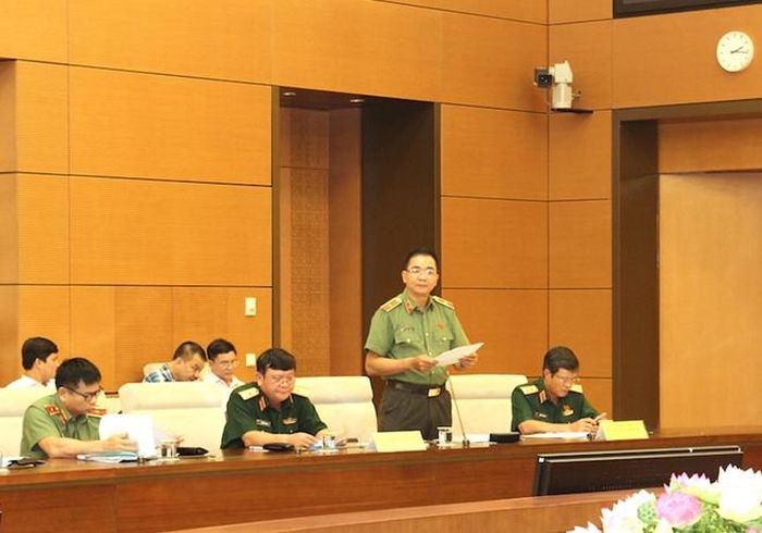 Thiếu tướng Nguyễn Minh Đức trình bày báo cáo thẩm tra