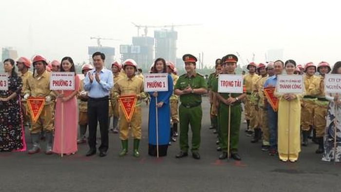 Ông Bùi Thanh Tân - Phó Chủ tịch UBND Q.4 và Thượng tá Huỳnh Quang Tâm - Trưởng Phòng PC07 trao cờ lưu niệm cho các lực lượng tham gia hội thao (Ảnh: Minh Nghiêm)