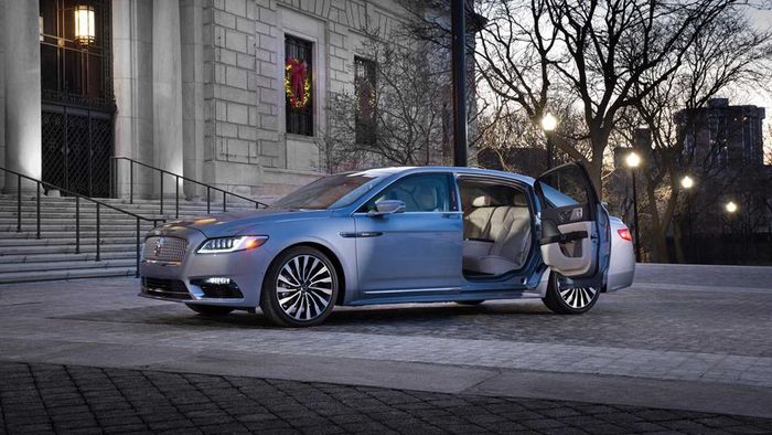  Đáng chú ý, khách hàng khi mua Lincoln Continental Coach Door Edition còn nhận được một số dịch vụ đi kèm như chăm sóc xe định kỳ hay những bữa ăn "sang chảnh" tại các nhà hàng danh tiếng. 