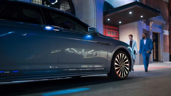  Gương chiếu hậu của xe được tích hợp đèn rọi biểu tượng Lincoln xuống mặt đất, có khả năng tự kích hoạt khi phát hiện người dùng đến gần. 