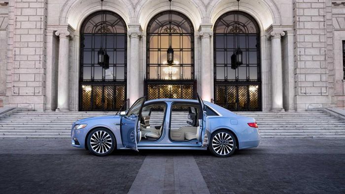  Để chiều lòng các khách hàng, Lincoln mới đây đã tiến hành mở bán đợt 2 mẫu xe này với số lượng gần gấp đôi so với đợt đầu. Dự kiến, 150 chiếc Continental 80th Anniversary Coach Door Edition sẽ tới tay chủ nhân vào đầu năm tới. 