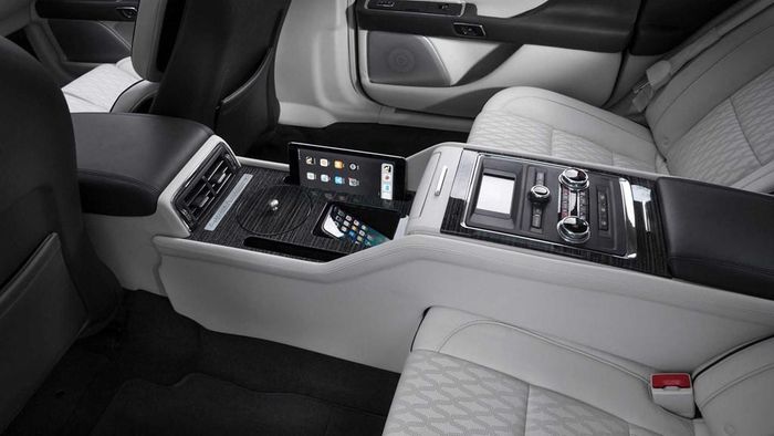  Khác biệt lớn nhất nằm ở khu vực phía sau, nơi Lincoln thay thế hàng ghế liền bằng hai ghế cá nhân hạng sang được ngăn cách bởi bệ tỳ tay nối liền. Trên bệ tỳ tay này có bảng điều khiển, màn hình giải trí riêng, sạc điện thoại không dây và khay giữ đồ. 