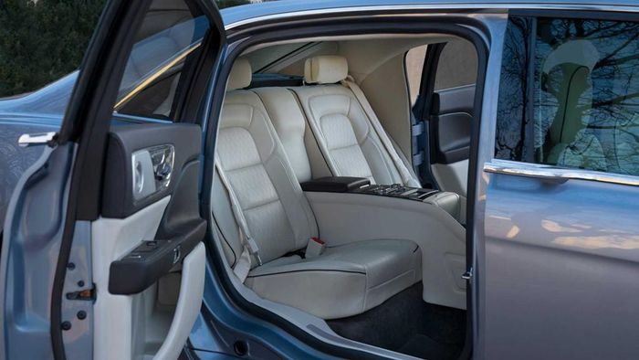  Đúng như tên gọi, Continental Coach Door Edition quay về giai đoạn sơ khai của dòng xe sang Mỹ - thời điểm hệ thống cửa nghịch đã trở thành hình ảnh gắn liền với Continental. Để tương thích với hệ thống cửa mới, các kỹ sư đã phải kéo dài trục cơ sở của xe thêm 6 inch, qua đó giúp gia tăng không gian để chân cho hành khách ở hàng ghế sau. 