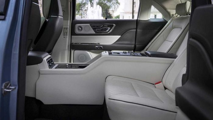  Lincoln Continental Coach Door Edition có giá bán từ 115.470 USD, đắt hơn 40.000 USD so với bản cao cấp Black Label. Tương tự phiên bản này, xe vẫn sử dụng động cơ V6 3.0L tăng áp kép, cho công suất 400 mã lực và mô-men xoắn 542 Nm. 