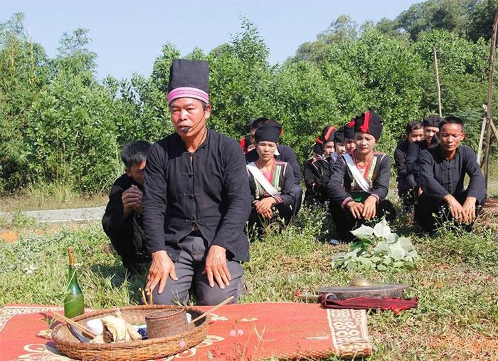 Tái hiện Lễ hội cầu mùa của dân tộc Khơ Mú. Ảnh: HOÀNG NAM