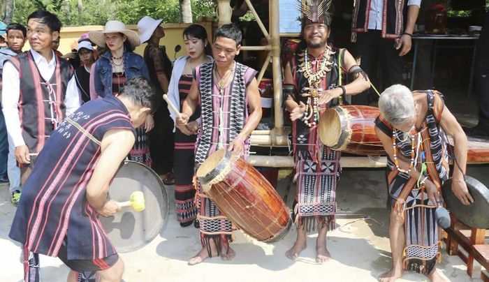 Những nghệ nhân Cơ Tu biểu diễn cồng chiêng phục vụ lễ hội.