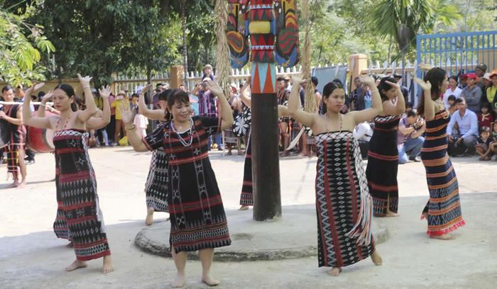 Các cô gái Cơ Tu uyển chuyển trong vũ điệu dâng trời "Tung tung, ya yá".