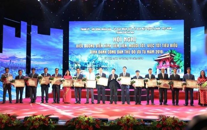 Đồng chí Võ Văn Thưởng trao Bằng khen của Thủ tướng Chính phủ cho các cá nhân, tập thể có thành tích xuất sắc trong tổ chức thành công Hội nghị Thượng định Mỹ - Triều tại Hà Nội