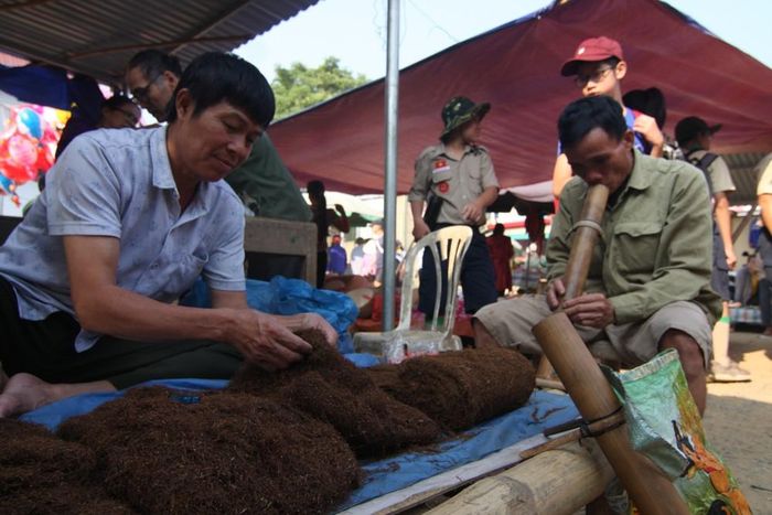 Hàng thuốc lào với những tảng thuốc lớn được xé ra để bán tại chợ