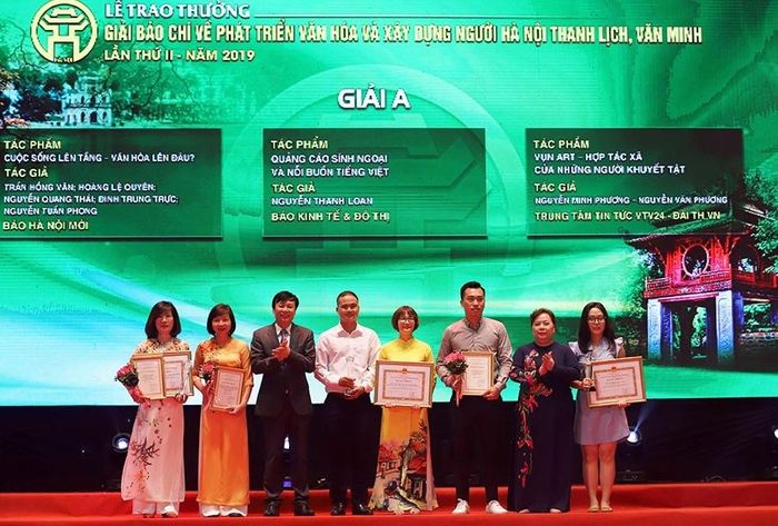 Lễ trao giải A Giải báo chí về Phát triển văn hóa và xây dựng người Hà Nội thanh lịch, văn minh cho các tác giả, nhóm tác giả đạt giải
