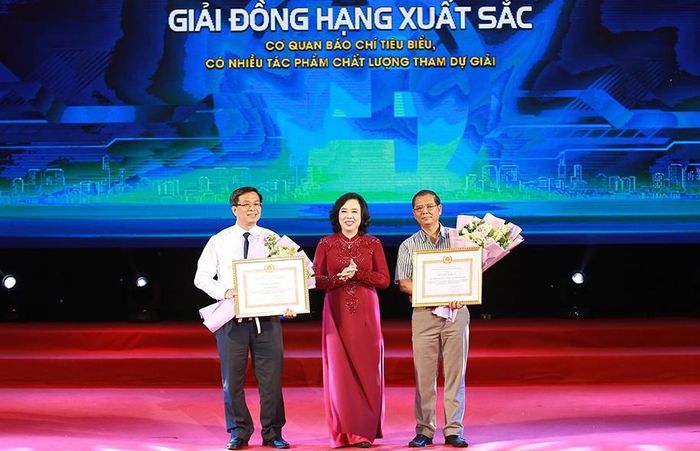 Phó Bí thư Thường trực Thành ủy Ngô Thị Thanh Hằng trao Bằng khen cho Báo Hànôịmới và Đài PT-TH Hà Nội.