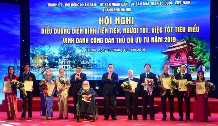Bí thư Thành ủy Hà Nội Hoàng Trung Hải và Chủ tịch UBND TP Hà Nội Nguyễn Đức Chung trao chứng nhận và tặng hoa 10 Công dân Thủ đô ưu tú 2019.