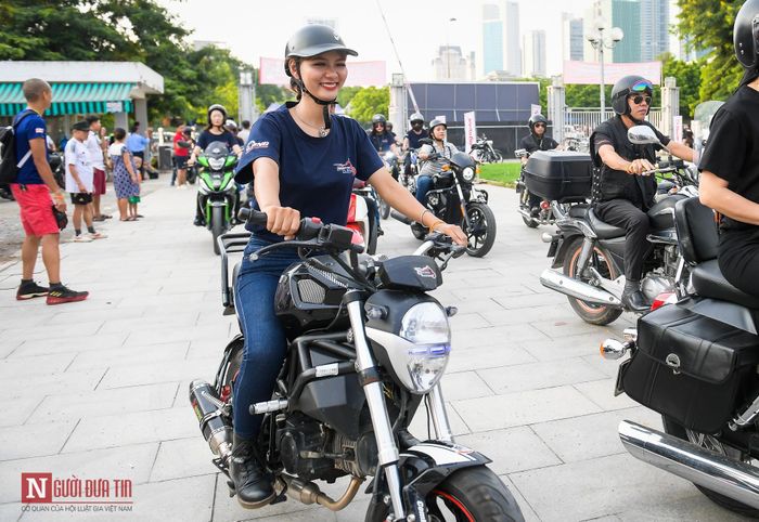 Không chỉ các "bikier" nam, nhiều bạn nữ cũng có mặt sở hữu nhiểu xe mô tô mạnh mẽ.