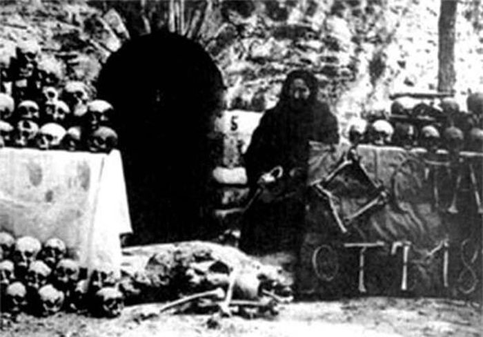  Vụ thảm sát Batak ở Bulgaria diễn ra vào ngày 30/4/1876. Khi đó, 8.000 quân Ottoman đã bắt đầu cuộc "Trỗi dậy tháng Tư" và được mô tả là "tội ác ghê sợ nhất lịch sử trong thế kỷ XIX". Theo số liệu thống kê, ước tính có khoảng 15.000 bị sát hại trong cuộc thảm sát Batak. Đa số người thiệt mạng là phụ nữ và trẻ em. Họ bị cưỡng hiếp, tra tấn rồi bị chặt đầu.
