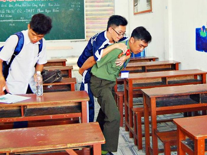 Chiến sĩ Công an cõng thí sinh khuyết tật đến điểm thi ở Bạc Liêu gây ấn tượng trên mạng xã hội, báo chí.