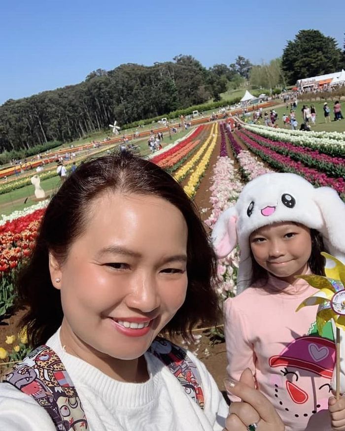 Chị Lan Hương và con gái chụp ảnhtại những luống tulip rực rỡ màu sắc.