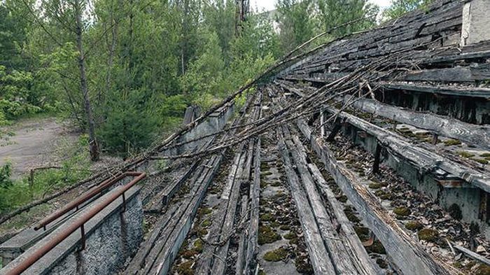 Sân bóng của FC Pripyat ngày xưa, nay chỉ còn là chốn hoang tàn