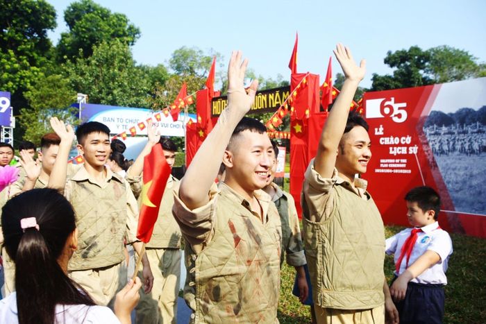 Tái hiện Lễ chào cờ lịch sử. Ảnh: MQ