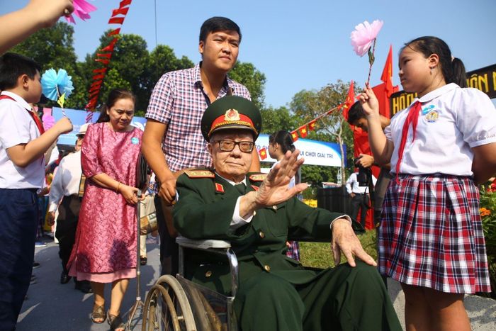 65 năm sau, những chiến sĩ năm xưa trở lại nơi diễn ra nghi lễ chào cờ lịch sử. Ảnh: MQ