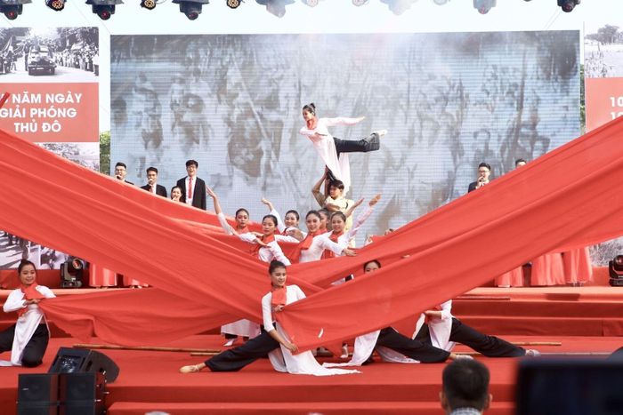 Chương trình văn nghệ “Khúc tráng ca giữa mùa thu lịch sử”. Ảnh: MQ