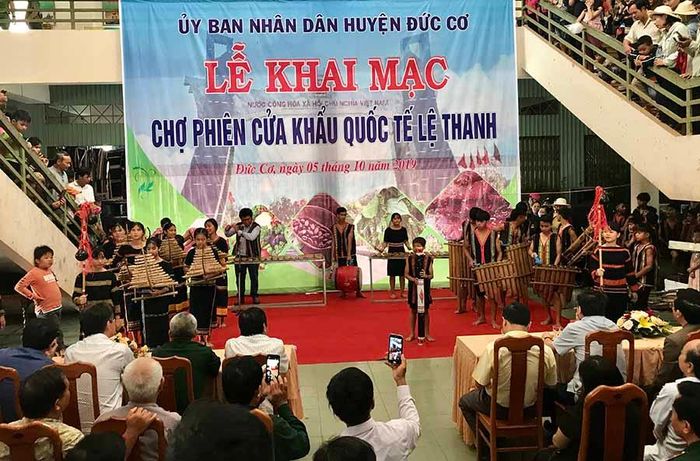 Khai mạc Chợ phiên Cửa khẩu Quốc tế Lệ Thanh. Ảnh: Hà Duy
