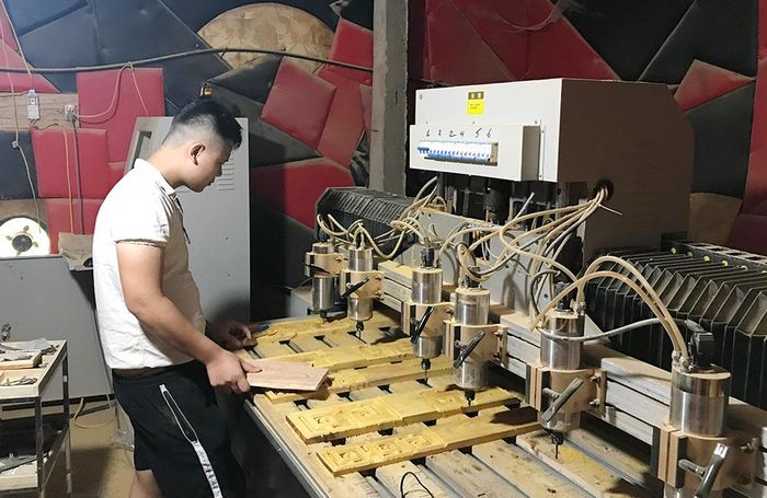 Xưởng gỗ của gia đình anh Nguyễn Hồng Ngọc, khu Hà Biên, xã Võ Miếu, huyện Thanh Sơn giải quyết việc làm cho 8-10 lao động thường xuyên với mức thu nhập 6-7 triệu đồng/người/tháng.