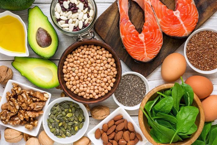 Bổ sung thực phẩm giàu Vitamin A và Omega-3 trong thực đơn hàng ngày.
