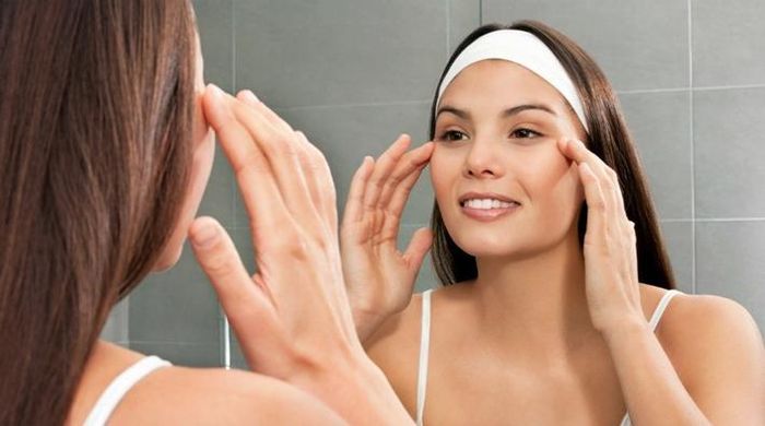 Massage mắt cũng góp phần làm dịu cơn mỏi mắt sau thời gian tập trung lâu
