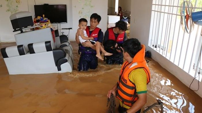 Mất rất nhiều thời gian vượt qua dòng nước lũ lực lượng cứu hộ mới tiếp cận được các ngôi nhà ở xa, bị ngập sâu và đưa người dân lên xuồng cứu hộ 