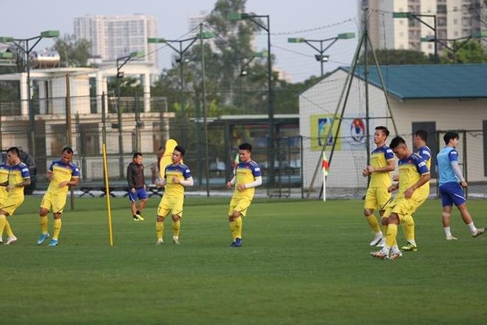 Sau phần khởi động có phần "nhẹ nhàng", chuyên gia người Hàn Quốc bắt đầu bài huấn luyện chạy ngắn...