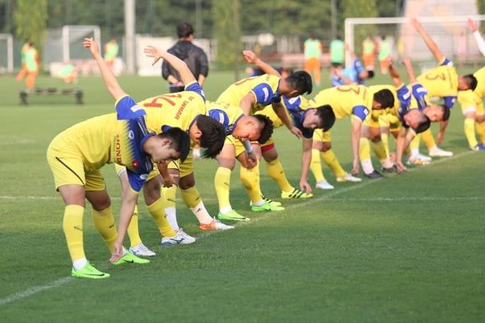 Các cầu thủ sau đó được cho khởi động nhẹ...