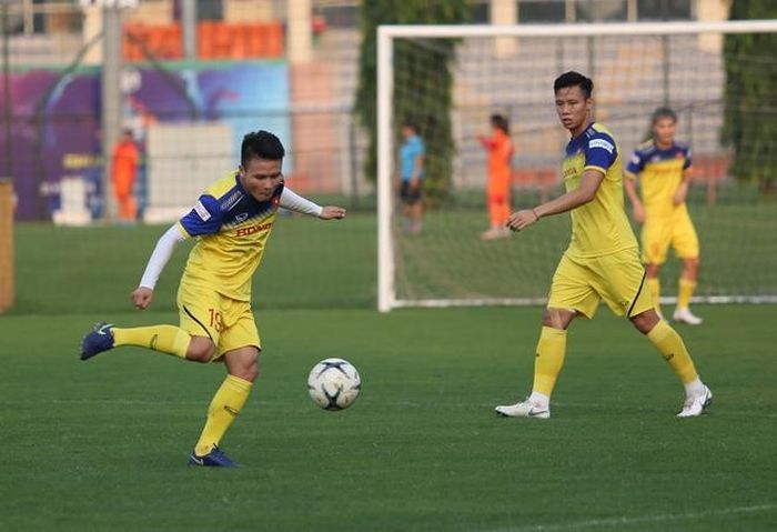 Tiền vệ của đội bóng Thủ đô vẫn cho thấy những phẩm chất kỹ thuật điêu luyện của mình trong khi luyện tập. Khó trách tại sao HLV Park Hang-seo luôn "năng nặc" đòi giữa Hải trong dách cuối cùng dù có nhiều ý kiến rằng cầu thủ này đang bị "quá tải" sau khi cùng CLB Hà Nội chiến đấu cùng lúc tại 3 mặt trận.