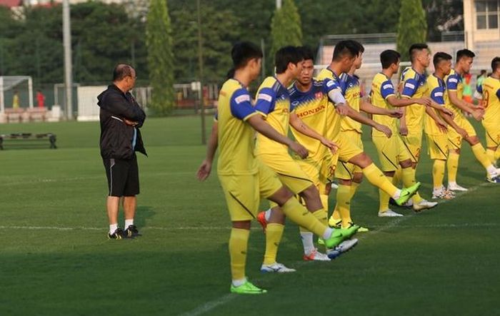 Vẫn như mọi khi ông thầy người Hàn Quốc lặng lẽ theo dõi những cậu học trò luyện tập.