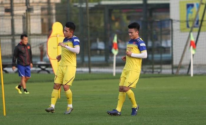 Quang Hải nhanh chóng hòa nhập vào không khí tập luyện của đồng đội. 